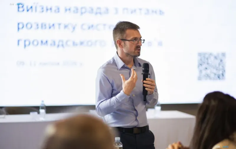 Заместитель министра здравоохранения и главный санврач Украины Игорь Кузин выступает у микрофона на совещании