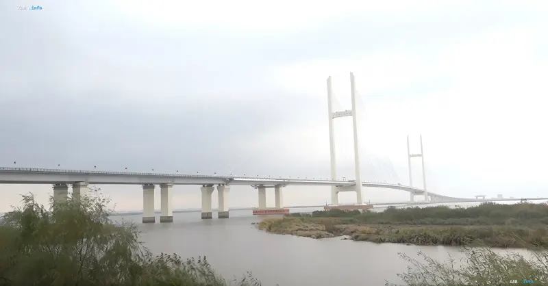 New cable-stayed bridge across the Yalu River connecting China and North Korea
