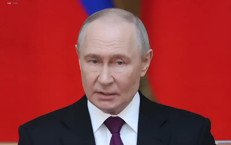 Wladimir Putin spricht bei einer Besprechung mit Militärs vor rotem Hintergrund