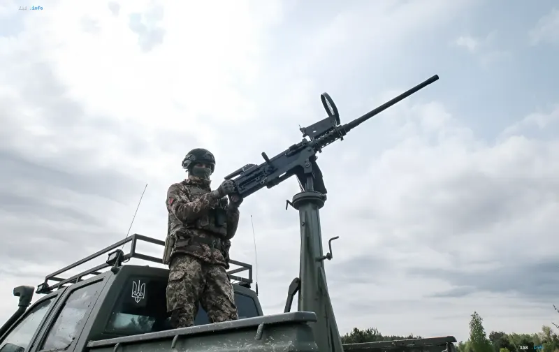 Украинский военнослужащий с тяжелым пулеметом на пикапе ПВО