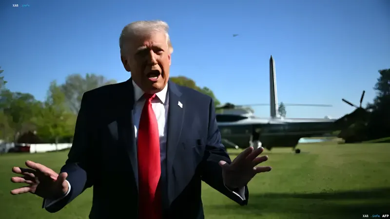 Дональд Трамп жестикулирует на лужайке перед Белым домом на фоне вертолета