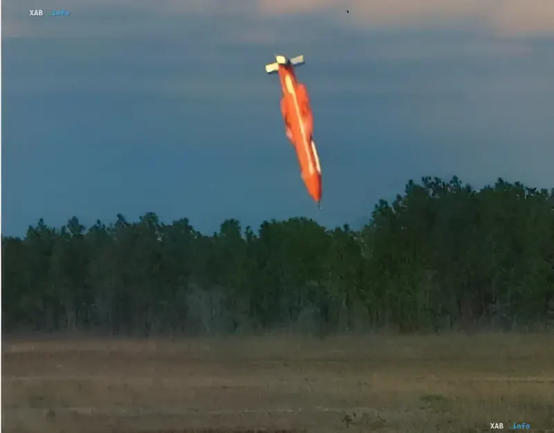 Бомба GBU-43/B MOAB в полете над лесистой местностью во время испытаний