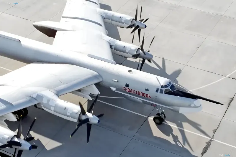 Strategischer Bomber Tu-95MSM Sewastopol auf dem Flugplatz mit Turboproptriebwerken und Pylonen