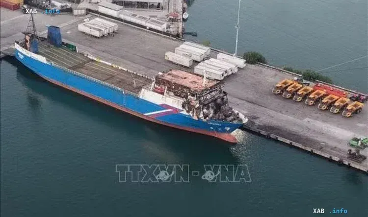 Blauer Öltanker brannte in rumänischem Hafen nach Drohnenangriff