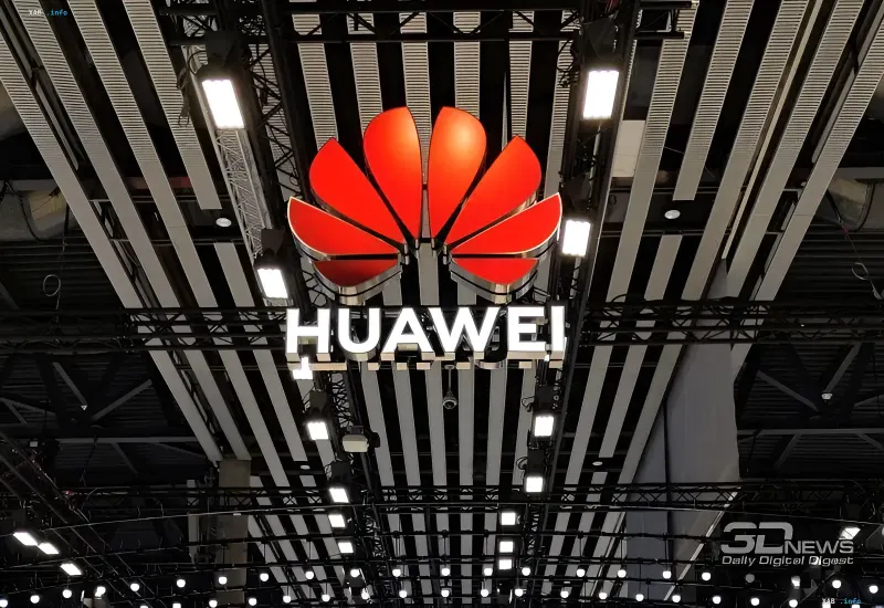 Крупный фирменный логотип Huawei в форме красного цветка под потолком с подсветкой на выставке.