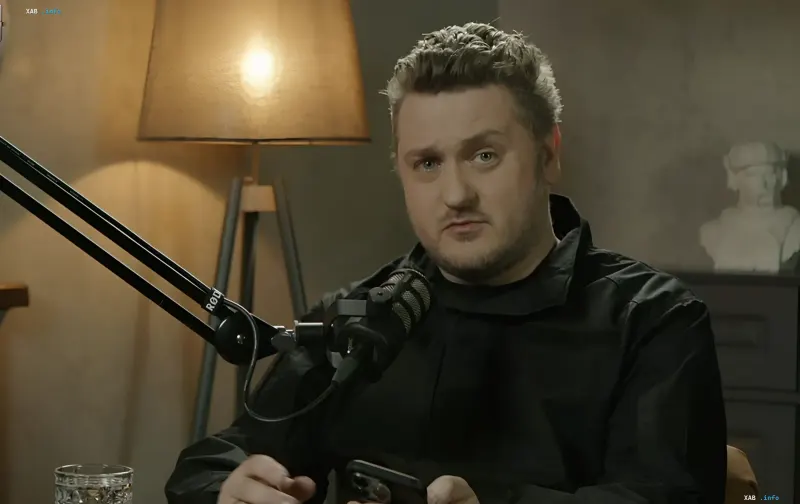 Андрей Коваленко в студии перед микрофоном рассказывает о тактике России и ситуации в Киеве