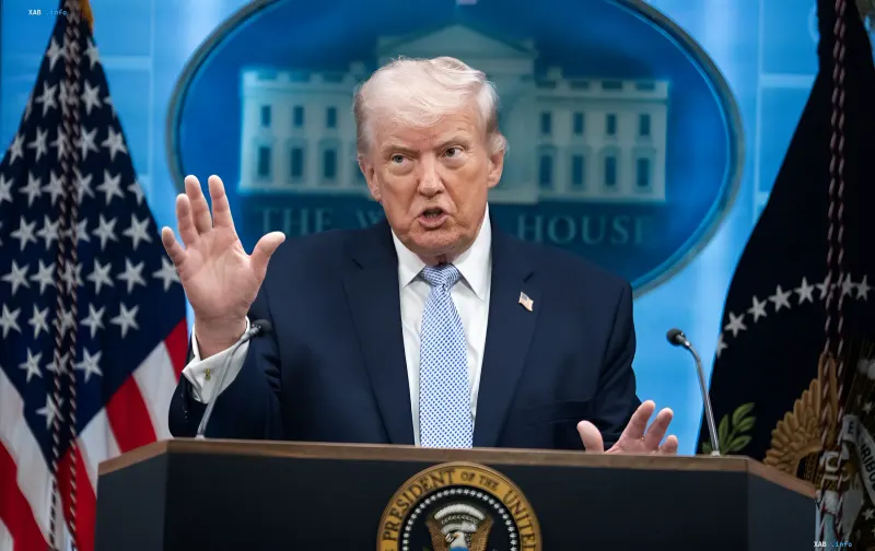 Дональд Трамп выступает за трибуной Белого дома с американским флагом на заднем плане