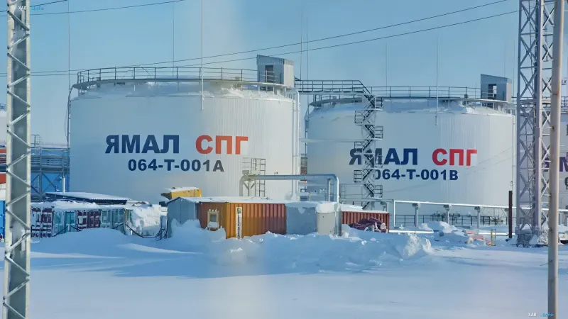 Industrielle LNG-Lagertanks des Jamal-LNG-Projekts in einem schneebedeckten Gebiet in der Arktis