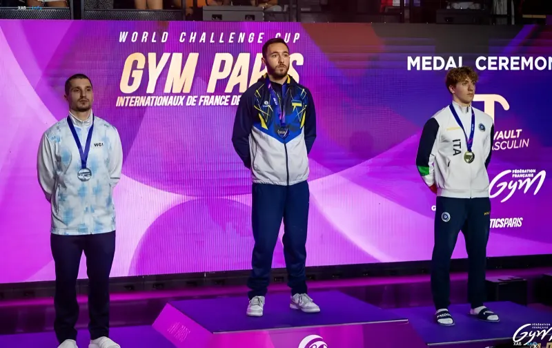 Nazar Tschepurnyj steht mit einer Medaille auf dem Podium nach einem erfolgreichen Turnwettbewerb