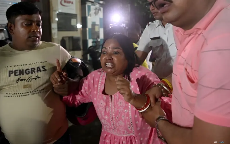 Frau in rosa Kleidung schreit während einer Massenpanik bei einem Festival in Kolkata