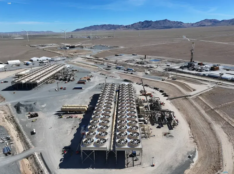 Аэроснимки промышленного геотермального объекта Cape Station компании Fervo Energy в Юте с охлаждающими вентиляторами и буровой вышкой