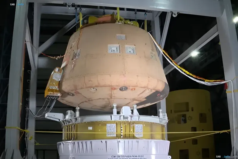 Капсула космічного корабля Gaganyaan на випробувальному стенді в монтажному цеху