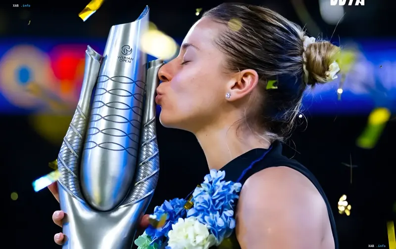Польская теннисистка Майя Хвалинская целует чемпионский трофей турнира WTA 1000 в Ухане под золотым конфетти
