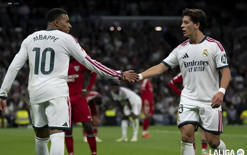 Real-Madrid-Fußballer Kylian Mbappe und Arda Guler feiern ein Tor auf dem Rasen