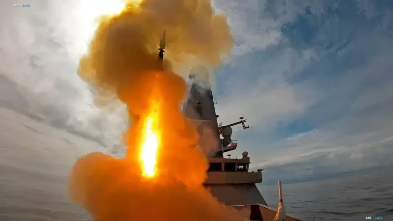 Запуск зенитной ракеты с военного корабля в открытом море во время боевых учений