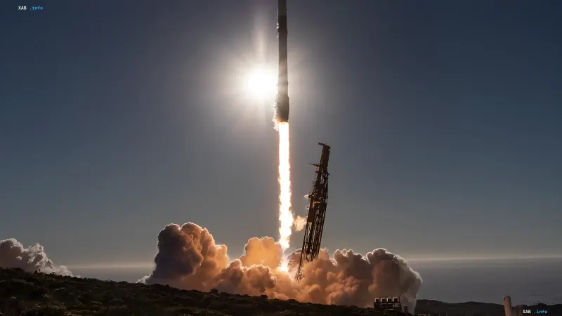 SpaceX Falcon-9-Rakete startet von einem Raumfahrtbahnhof im hellen Sonnenlicht