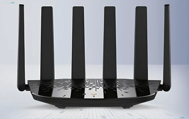 Чорний сучасний Wi-Fi 7 роутер TP-Link Avenue BE6400 із шістьма антенами на світлому тлі