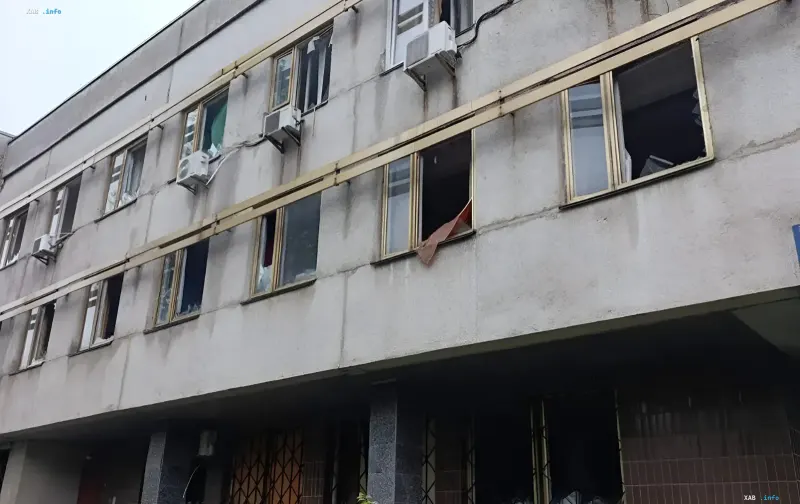 Beschädigte Fassade des Gebäudes der Buchkammer der Ukraine in Kiew mit eingeschlagenen Fenstern nach Raketenangriff