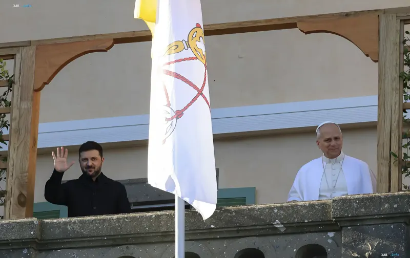 Wolodymyr Selenskyj und der Papst auf einem Balkon bei einem Treffen im Vatikan