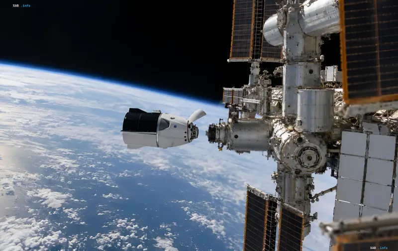 Космический корабль SpaceX Dragon стыкуется с Международной космической станцией над Землей