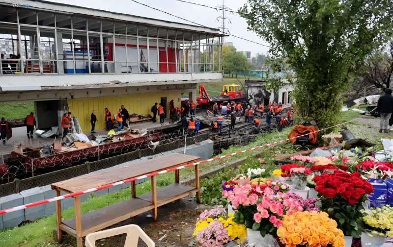 Спасатели и рабочие оценивают повреждения инфраструктуры станции метро в Киеве после обстрела