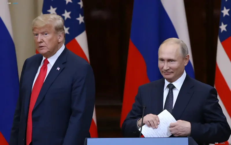 Дональд Трамп и Владимир Путин на совместной пресс-конференции перед государственными флагами