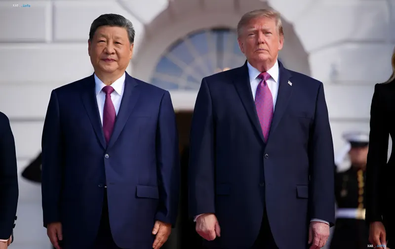 Си Цзиньпин и Дональд Трамп в официальных костюмах стоят рядом на встрече