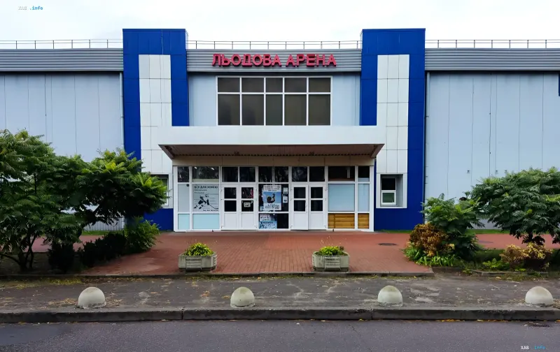 Fassade der blau-weißen Eisharena in Kiew mit der Aufschrift ЛЬОДОВА АРЕНА vor dem nächtlichen Beschuss