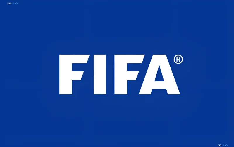Blaues FIFA-Logo mit weißen Buchstaben und Copyright-Zeichen vor dunkelblauem Hintergrund