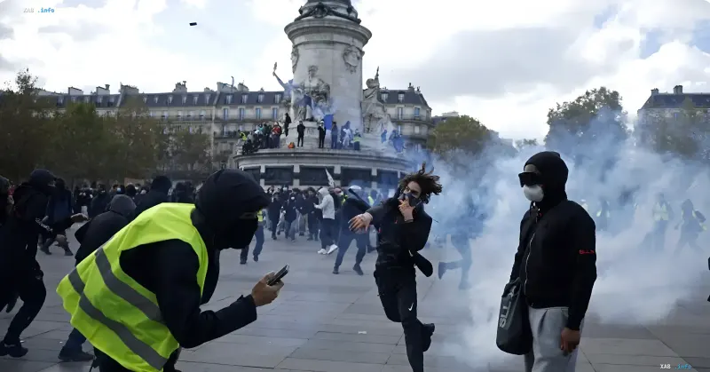 Demonstranten in Masken und gelben Westen bei Zusammenstößen an einem Denkmal in Paris
