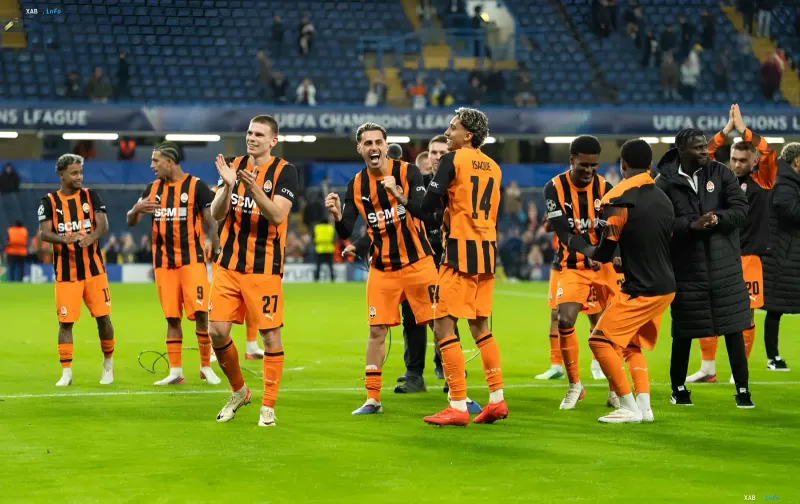 Fussballspieler von Schachtar Donezk jubeln nach einem Sieg in einem UEFA-Champions-League-Spiel auf dem Rasen