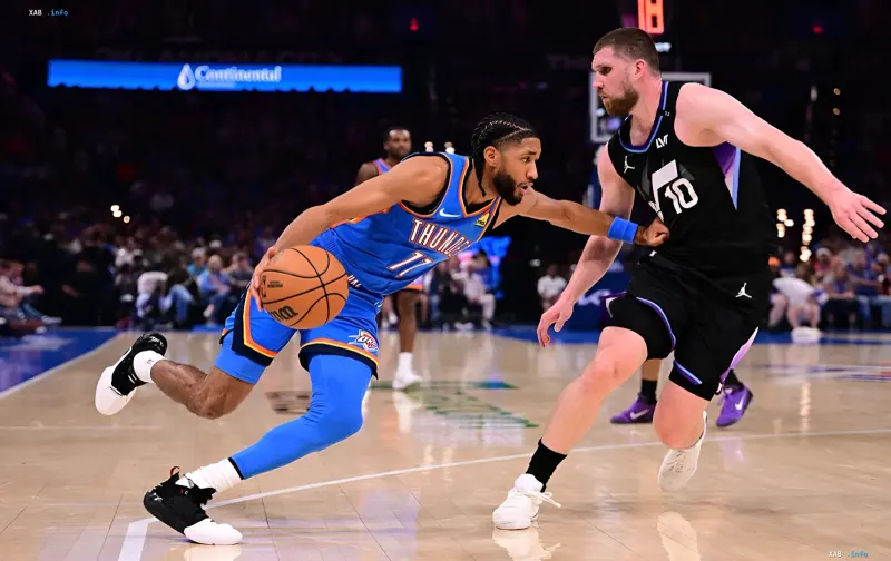 Basketballspieler im blauen Trikot dribbelt den Ball, während er von einem Spieler im schwarzen Trikot bei einem NBA-Spiel verteidigt wird