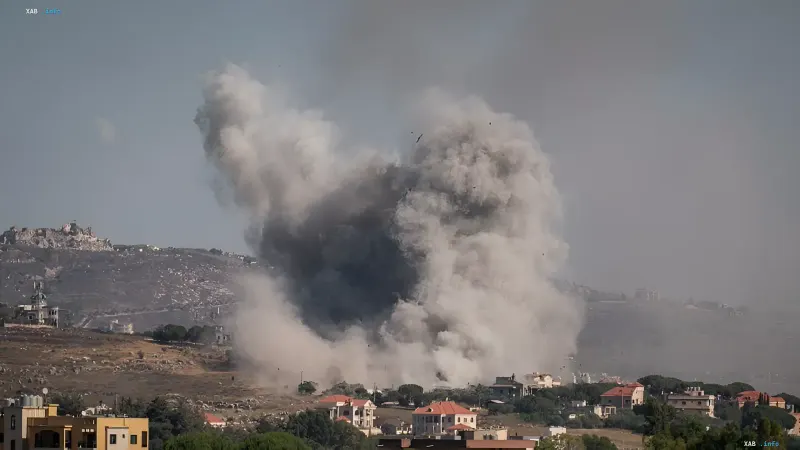 Eine starke Explosion mit Rauchsäulen über Wohngebäuden und hügeligem Gelände im Südlibanon