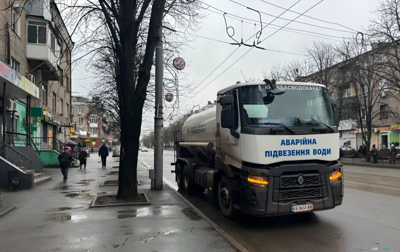 Специализированная машина аварийной подвозки воды коммунального предприятия Кременчугводоканал на мокрой городской улице.
