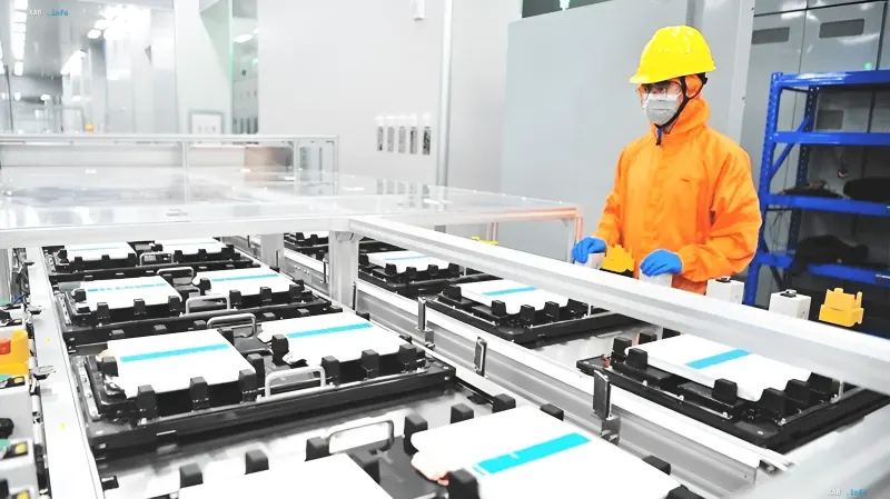 Ein Arbeiter in Schutzkleidung und Schutzhelm überwacht die Lithium-Ionen-Batterieproduktion in einer Hightech-Fabrik in China.