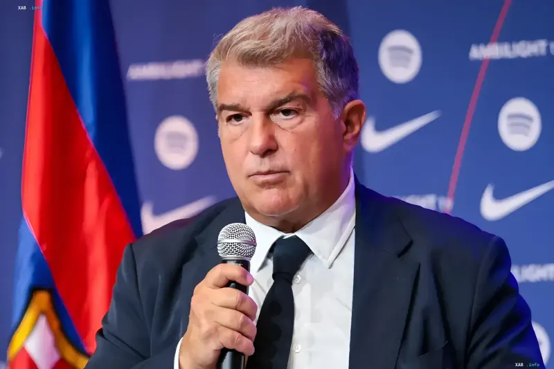 Joan Laporta speaking into a microphone at a FC Barcelona press conference