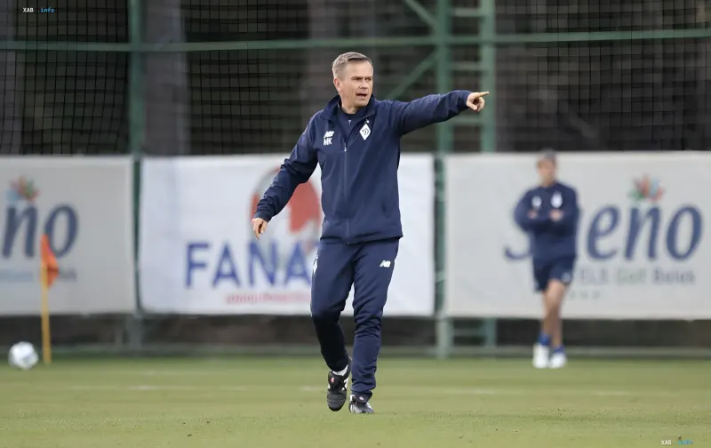 Dynamo-Kiew-Interimstrainer Maciej Kendzerek leitet die Trainingseinheit auf dem Vereinsgelände