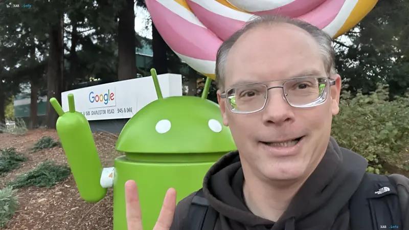 Epic-Games-Chef Tim Sweeney macht ein Selfie vor einer Android-Statue und dem Google-Büro
