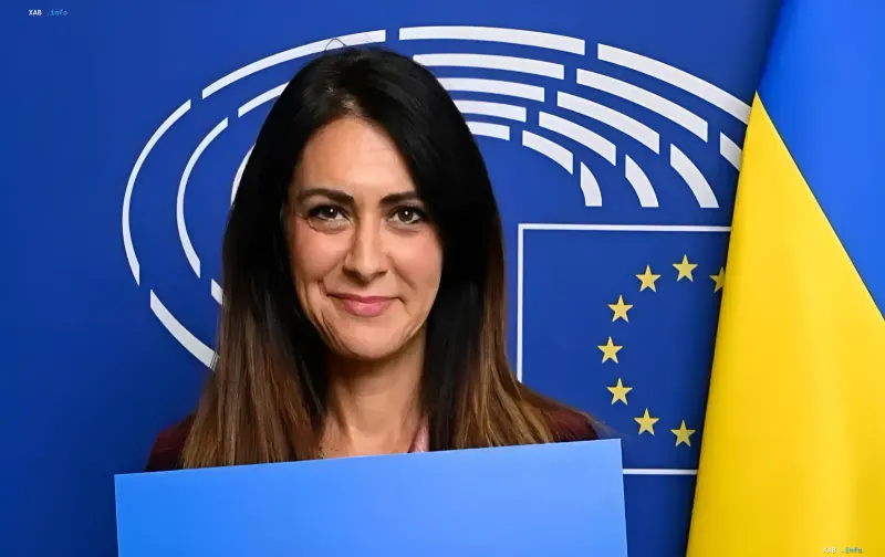 Вице-президент Европарламента Пина Пичерно на фоне флагов Евросоюза и Украины