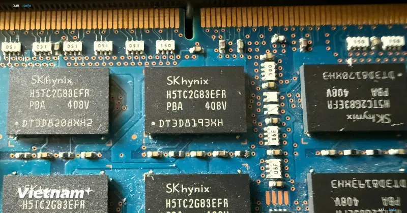 Мікросхеми пам'яті SK hynix на синій друкованій платі військової електроніки
