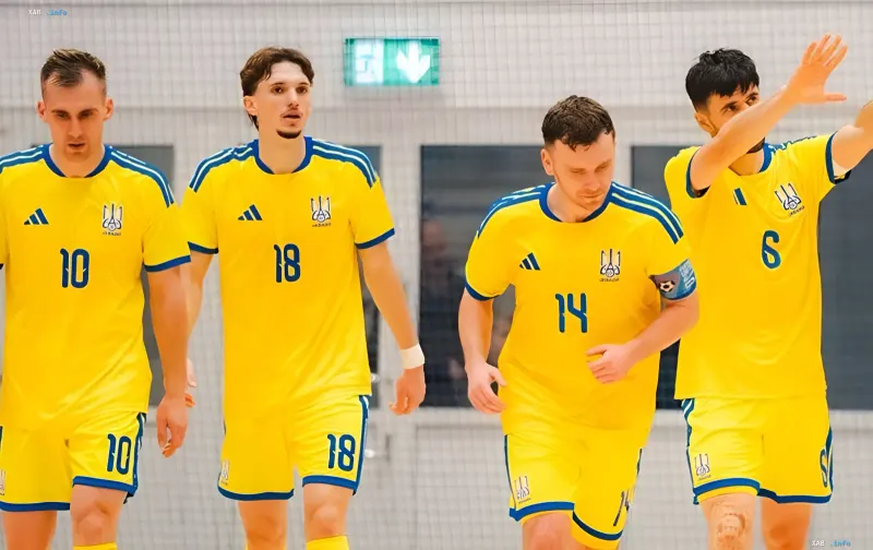 Игроки сборной Украины по футзалу в желтой форме радуются на поле