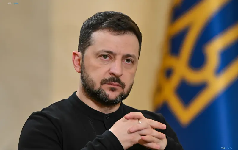 Президент Украины Владимир Зеленский в темной рубашке с серьезным выражением лица