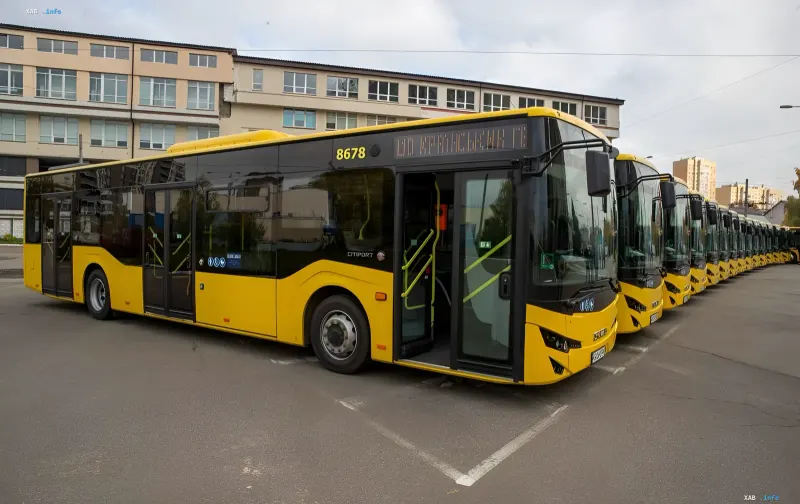 Жовті нові низькопідлогові міські автобуси CityPort вишикувані в ряд на автопідприємстві у Києві