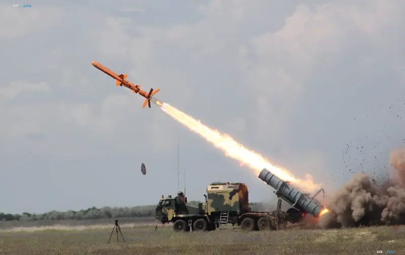 Запуск крилатої ракети Нептун з мобільної пускової установки на полігоні під час випробувань