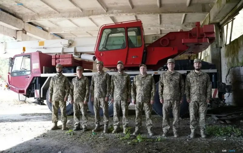 Военнослужащие 157-й отдельной механизированной бригады стоят на фоне переданной спецтехники от Стального фронта