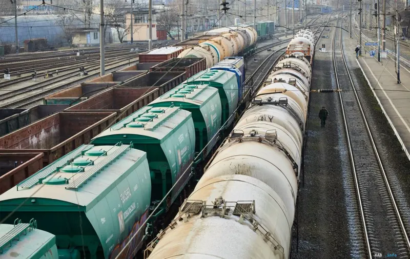 Güterzug mit Kesselwagen und Getreidewagen an einem Bahnhof in der Ukraine