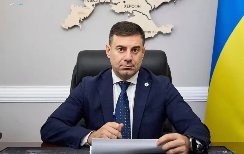 Уповноважений Верховної Ради з прав людини Дмитро Лубінець за робочим столом з українським прапором