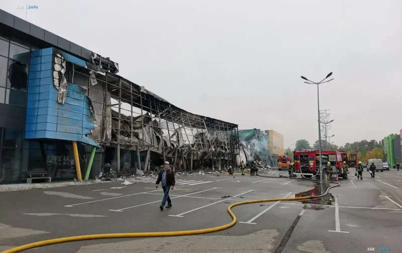Последствия ночного удара и пожарные машины у поврежденного магазина Decathlon на Почайной в Киеве