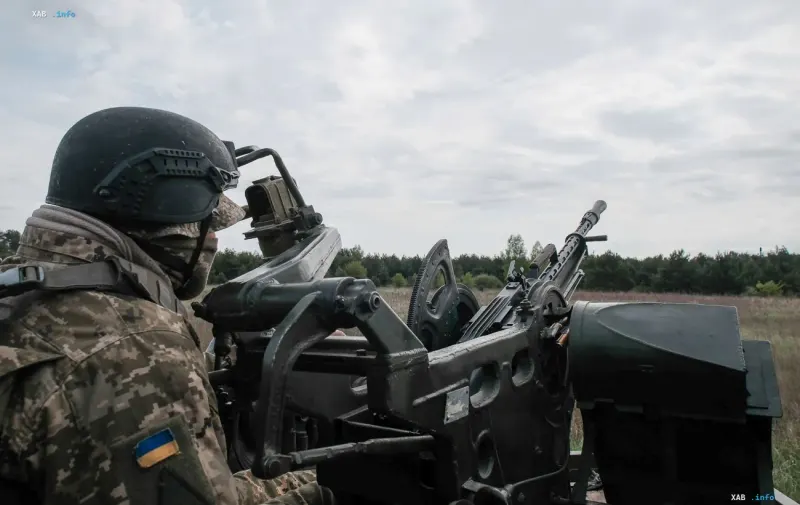 Украинский военнослужащий управляет зенитным орудием для отражения воздушных атак