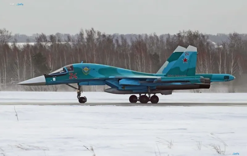 Russisches Militärflugzeug beim Rollen auf einer verschneiten Start- und Landebahn